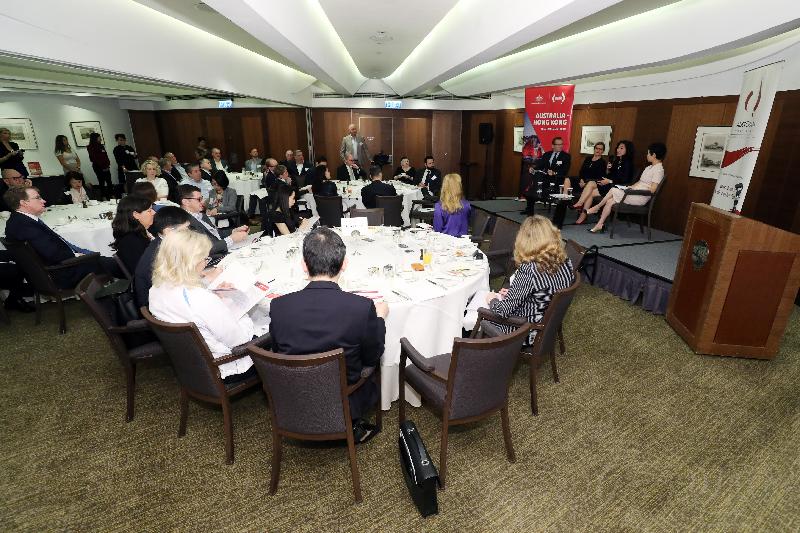 The Director-General of Trade and Industry, Ms Salina Yan (stage, second right), spoke about the Free Trade Agreement signed by Hong Kong and Australia at a breakfast event organised by the Australian Chamber of Commerce in Hong Kong today (March 29).