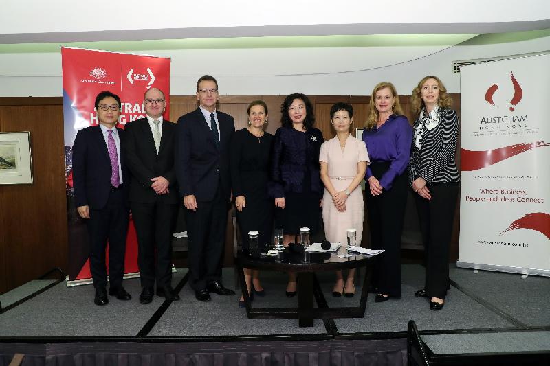 The Director-General of Trade and Industry, Ms Salina Yan, attended a breakfast event on the Free Trade Agreement signed by Hong Kong and Australia organised by the Australian Chamber of Commerce in Hong Kong today (March 29). Photo shows (from left) the Assistant Director-General of Trade and Industry, Mr Owin Fung; the Deputy Consul-General of Australia to Hong Kong and Macau, Mr Ken Gordon; Research Fellow of the Hinrich Foundation, Mr Stephen Olson; the Consul-General of Australia to Hong Kong and Macau, Ms Michaela Browning; Ms Yan; the Chief Executive Officer of the Australia & New Zealand Banking Group Limited, Hong Kong, Ms Ivy Au Yeung; the Chief Executive of the Australian Chamber of Commerce in Hong Kong, Ms Jacinta Reddan; and the Chief Executive Officer of the Hinrich Foundation, Ms Kathryn Dioth, at the event.