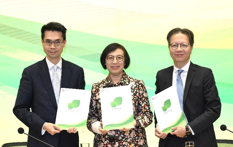 The Secretary for Food and Health, Professor Sophia Chan (centre), hosted a press conference on the Voluntary Health Insurance Scheme today (March 29). Joining her are the Deputy Secretary for Food and Health (Health), Mr Fong Ngai (left), and the Head (Voluntary Health Insurance Scheme) of the Food and Health Bureau, Mr Derek Lee (right). 