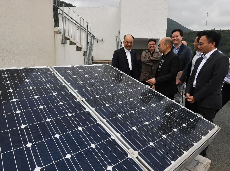 The Secretary for Transport and Housing, Mr Frank Chan Fan, visited Sham Shui Po this afternoon (March 29). Photo shows Mr Chan (first left) inspecting a solar power system at So Uk Estate.