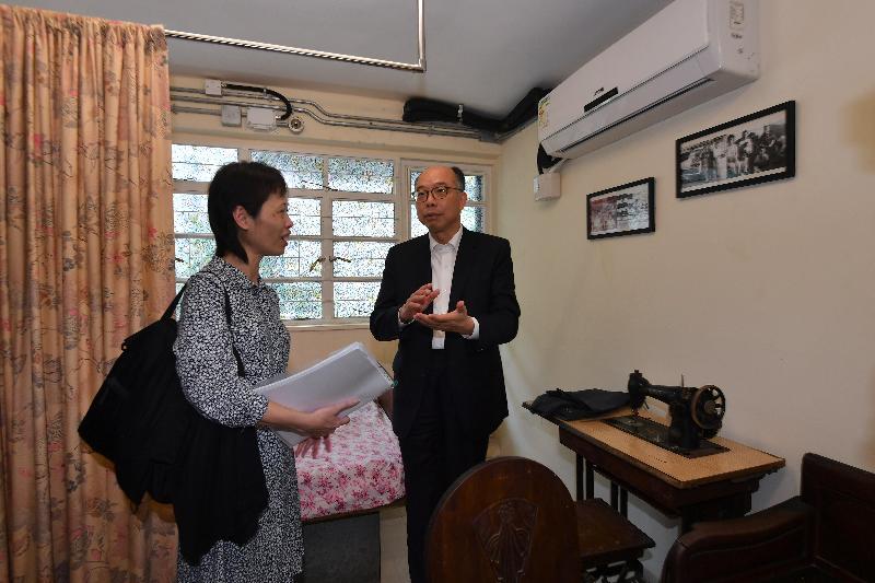 The Secretary for Transport and Housing, Mr Frank Chan Fan, visited Sham Shui Po this afternoon (March 29). Photo shows Mr Chan (right) visiting So Uk Estate to learn about its conservation projects and the residential units in the old days. 
