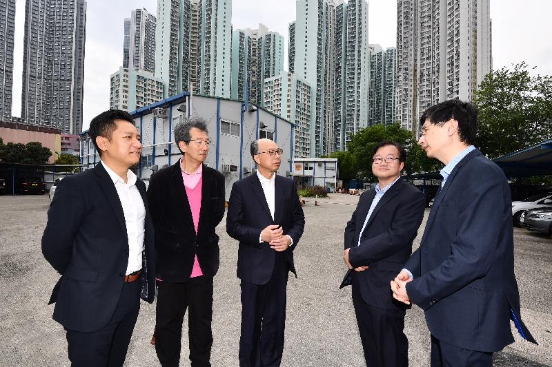 The Secretary for Transport and Housing, Mr Frank Chan Fan, visited Sham Shui Po this afternoon (March 29). Photo shows Mr Chan (centre) being briefed by the Chief Executive of the Hong Kong Council of Social Service, Mr Chua Hoi-wai (first right), on the proposed transitional housing project at the junction of Yen Chow Street West and Tung Chau Street. At his side are the Chairman of the Sham Shui Po District Council, Mr Ambrose Cheung (second left), and the District Officer (Sham Shui Po), Mr Damian Lee (first left).