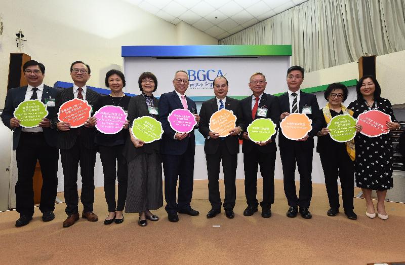 The Chief Secretary for Administration, Mr Matthew Cheung Kin-chung, attended the Symposium on Early Childhood Intervention hosted by the Boys' and Girls' Clubs Association of Hong Kong (BGCA) today (March 29). Photo shows Mr Cheung (fifth right); the President of the BGCA, Dr Roy Chung (fifth left); the Chairman of the Executive Committee of the BGCA, Dr Ng Yin-ming (fourth right); and other guests at the symposium.