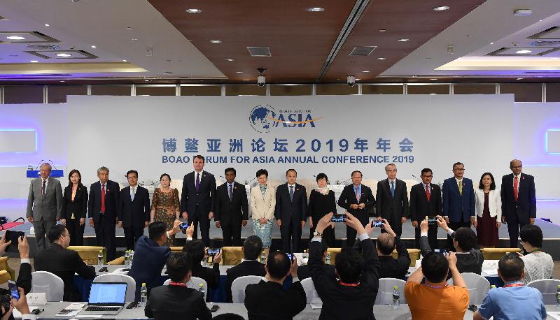 The Chief Executive, Mrs Carrie Lam, attended the "ASEAN-China Governors/Mayors' Dialogue" session at the Boao Forum for Asia Annual Conference 2019 in Hainan today (March 29). Photo shows Mrs Lam (eighth left); the Executive Vice Governor of Hainan Province, Mr Mao Chaofeng (ninth left); the President of the Chinese People's Association for Friendship with Foreign Countries, Ms Li Xiaolin (10th left); and other panellists.