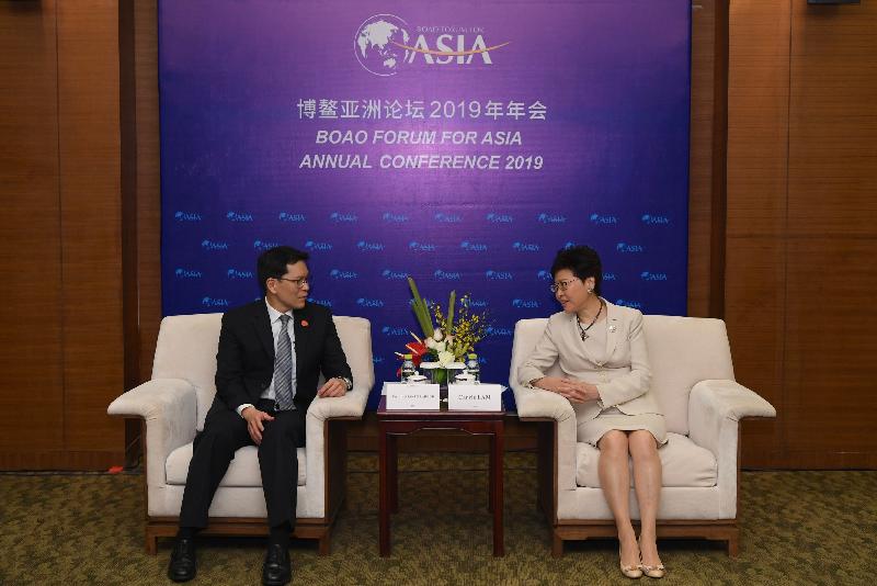 The Chief Executive, Mrs Carrie Lam (right), meets with the Governor of the Bank of Thailand, Dr Veerathai Santiprabhob, during the Boao Forum for Asia Annual Conference 2019 in Hainan today (March 29).  
