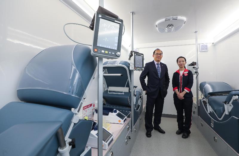 香港紅十字會輸血服務中心（中心）全新流動捐血車——獅子會流動捐血車將於四月中投入服務，車內空間寬敞，備有三張電動捐血椅，提供更舒適的捐血體驗。