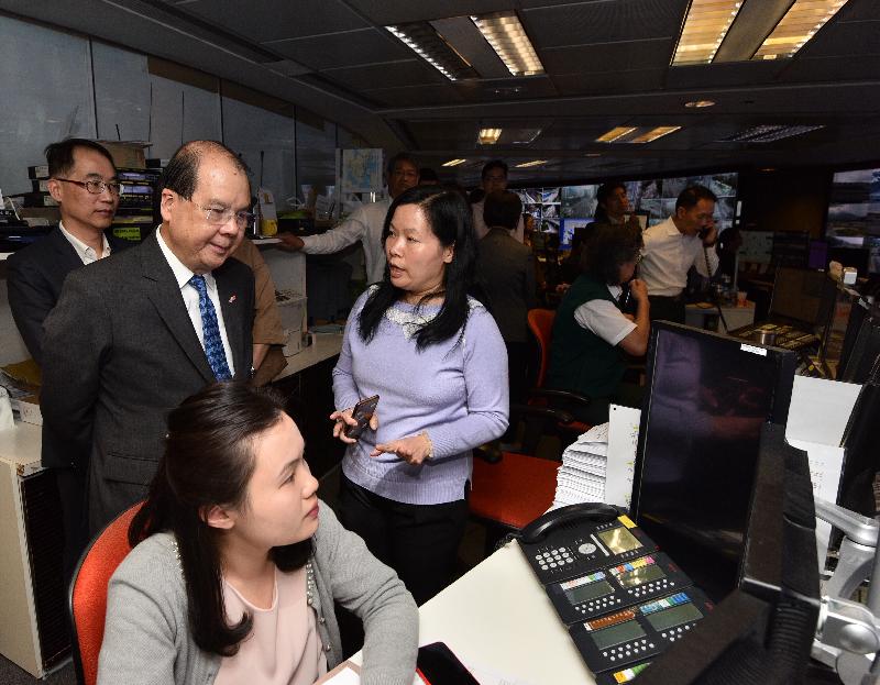The Chief Secretary for Administration, Mr Matthew Cheung Kin-chung (second left), visits the Transport Department this afternoon (March 29) to learn about the work of the Emergency Transport Co-ordination Centre.