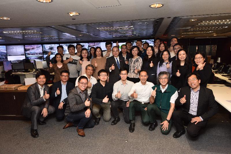The Chief Secretary for Administration, Mr Matthew Cheung Kin-chung, visited the Emergency Transport Co-ordination Centre of the Transport Department this afternoon (March 29). Mr Cheung (second row, fifth left) is pictured with the Commissioner for Transport, Ms Mable Chan (second row, fifth right); the Deputy Commissioner for Transport (Transport Services and Management), Ms Macella Lee (second row, fourth left); the Acting Deputy Commissioner for Transport (Planning and Technical Services), Mr Wilson Pang (third row, centre); the Assistant Commissioner for Transport (Management and Paratransit), Ms Candy Kwok (second row, fourth right); and colleagues of the Transport Department.
