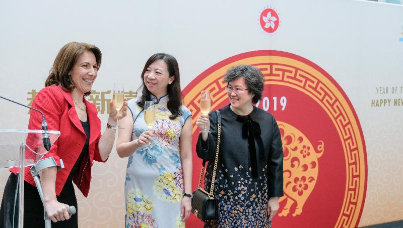（左起）香港贸易发展局驻巴塞罗那顾问Rose de la Pascua、香港驻欧洲联盟特派代表林雪丽及中国驻巴塞罗那总领事林楠三月十二日（巴塞罗那时间）在西班牙巴塞罗那举行的新春酒会祝酒。