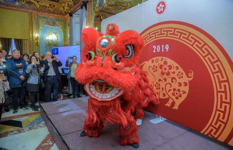 香港驻布鲁塞尔经济贸易办事处三月十三日（马德里时间）在西班牙马德里举办新春酒会，请来舞狮助庆。