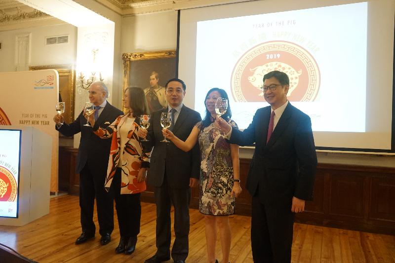 From left: Member of the Board of the Portuguese Chamber of Commerce Mr Miguel Horta e Costa; the Director General at the Directorate General for Economic Activities of the Ministry of Economy of Portugal, Ms Fernanda Ferreira Dias; the Chinese Ambassador to Portugal, Mr Cai Run; the Special Representative for Hong Kong Economic and Trade Affairs to the European Union, Ms Shirley Lam; and the Regional Director, Europe, of the Hong Kong Trade Development Council, Mr William Chui, propose a toast at the Chinese New Year reception in Lisbon, Portugal, on March 7 (Lisbon time).