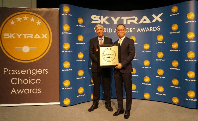 入境事務處處長曾國衞（右）三月二十七日在倫敦從Skytrax行政總裁Edward Plaisted（左）接過「Skytrax 2019全球最佳機場出入境服務大獎」。