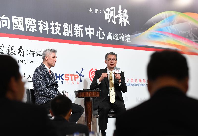 財政司司長陳茂波（右）今日（四月一日）出席明報「香港再定位：邁向國際科技創新中心」高峰論壇午餐會，並在論壇的答問環節回應參加者提問。
