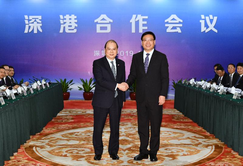The Chief Secretary for Administration, Mr Matthew Cheung Kin-chung, and the Mayor of the Shenzhen Municipal Government, Mr Chen Rugui, co-chaired the Hong Kong/Shenzhen Co-operation Meeting at the Wuzhou Guest House in Shenzhen this afternoon (April 2). Photo shows Mr Cheung (left) and Mr Chen (right) shaking hands before the meeting.