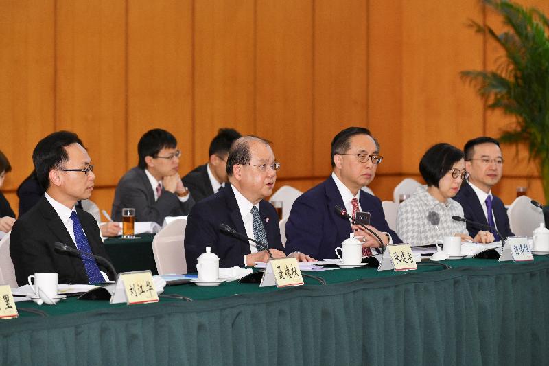 The Chief Secretary for Administration, Mr Matthew Cheung Kin-chung, and the Mayor of the Shenzhen Municipal Government, Mr Chen Rugui, co-chaired the Hong Kong/Shenzhen Co-operation Meeting at the Wuzhou Guest House in Shenzhen this afternoon (April 2). Photo shows Mr Cheung (front row, second left) delivering the opening remarks at the Conference. Also attending are the Secretary for Constitutional and Mainland Affairs, Mr Patrick Nip (front row, first left); the Secretary for Innovation and Technology, Mr Nicholas W Yang (front row, centre); and the Secretary for Food and Health, Professor Sophia Chan (front row, second right).