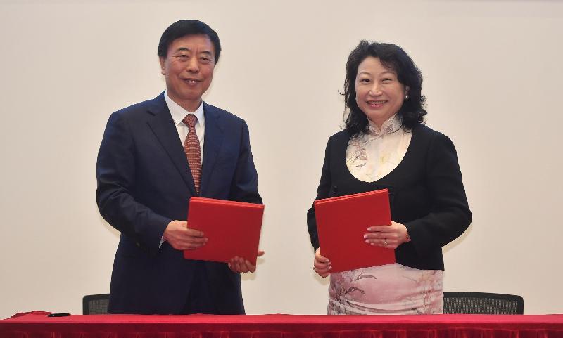 The Secretary for Justice, Ms Teresa Cheng, SC (right), and the Vice-president of the Supreme People's Court, Mr Yang Wanming (left), today (April 2) signed the Arrangement Concerning Mutual Assistance in Court-ordered Interim Measures in Aid of Arbitral Proceedings by the Courts of the Mainland and of the Hong Kong Special Administrative Region. Hong Kong becomes the first jurisdiction outside the Mainland, when as a venue for arbitration, in which parties to arbitral proceedings administered by their arbitral institutions would be able to apply to the Mainland courts for interim measures. 

