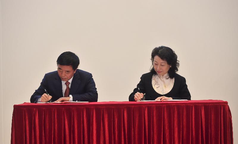 The Department of Justice and the Supreme People's Court today (April 2) signed the Arrangement Concerning Mutual Assistance in Court-ordered Interim Measures in Aid of Arbitral Proceedings by the Courts of the Mainland and of the Hong Kong Special Administrative Region (Arrangement). Photo shows the Secretary for Justice, Ms Teresa Cheng, SC (right), and the Vice-president of the Supreme People's Court, Mr Yang Wanming (left), signing the Arrangement at a ceremony.
