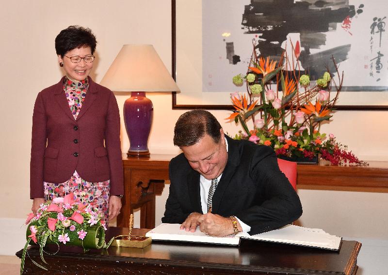 The Chief Executive, Mrs Carrie Lam (left), met the visiting President of Panama, Mr Juan Carlos Varela Rodriguez, at Government House today (April 2). Photo shows Mr Varela Rodriguez (right) signing the guest book at Government House.