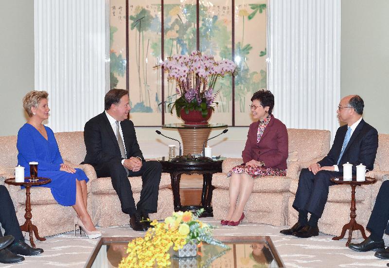 The Chief Executive, Mrs Carrie Lam (second right), met the visiting President of Panama, Mr Juan Carlos Varela Rodriguez (second left), at Government House today (April 2). The First Lady of Panama, Mrs Lorena Castillo De Varela (first left), and the Secretary for Transport and Housing, Mr Frank Chan Fan (first right), also attended the meeting.