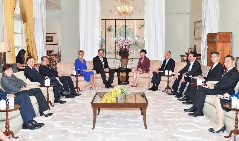 The Chief Executive, Mrs Carrie Lam (fifth right), accompanied by the Secretary for Transport and Housing, Mr Frank Chan Fan (fourth right); the Director of the Chief Executive's Office, Mr Chan Kwok-ki (third right); and the Acting Secretary for Commerce and Economic Development, Dr Bernard Chan (second right), met with the visiting President of Panama, Mr Juan Carlos Varela Rodriguez (fifth left), at Government House this afternoon (April 2). The First Lady of Panama, Mrs Lorena Castillo De Varela (fourth left); Panama’s Minister of Commerce and Industry, Mr Nestor Gonzalez (third left); and Minister for Canal Affairs, Mr Roberto Roy (second left), also attended the meeting.