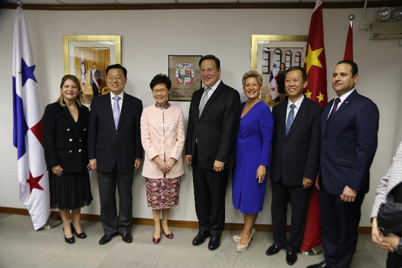 The Chief Executive, Mrs Carrie Lam, attended the opening ceremony of the Consulate General of Panama in Hong Kong on April 2. Photo shows (from left) the Consul General of Panama in Hong Kong, Ms Maria Eugenia Amaya; the Commissioner of the Ministry of Foreign Affairs of the People's Republic of China in the Hong Kong Special Administrative Region, Mr Xie Feng; Mrs Lam; the President of Panama, Mr Juan Carlos Varela Rodriguez; and the First Lady of Panama, Mrs Lorena Castillo De Varela, posing with other guests after the plaque unveiling ceremony.