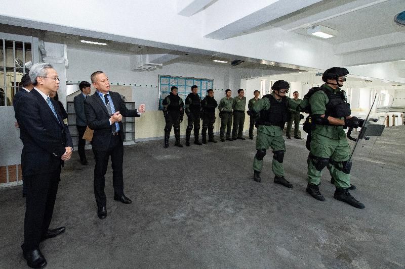 公務員事務局局長羅智光今日（四月三日）到訪懲教署。圖示羅智光（左一）觀看區域應變隊的戰術示範。