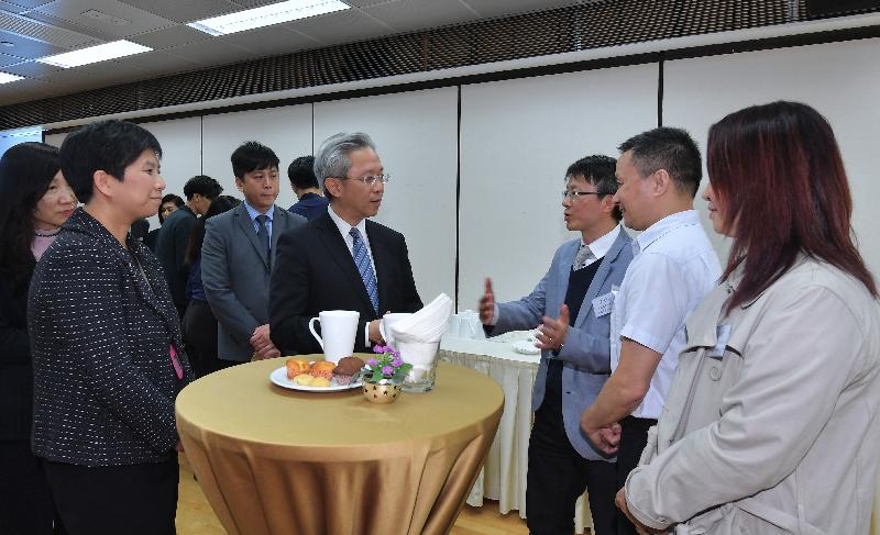 公務員事務局局長羅智光今日（四月三日）到訪懲教署。圖示羅智光（右四）與部門各職系的員工代表茶敍，就他們關注的事宜交換意見。