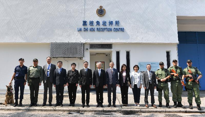 The Secretary for the Civil Service, Mr Joshua Law (seventh left), visits the Correctional Services Department today (April 3) to meet with the Commissioner of Correctional Services, Mr Woo Ying-ming (seventh right), the directorate staff and front-line colleagues to get an update on the department's work.