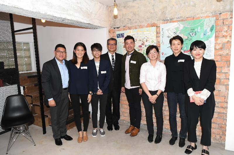The Financial Secretary, Mr Paul Chan, today (April 3) visited a co-working space in Central and Western District. Mr Chan (fourth left) is pictured with the Chairman of the Central and Western District Council, Mr David Yip (first left); the District Officer (Central and Western), Mrs Susanne Wong (first right); and young entrepreneurs.