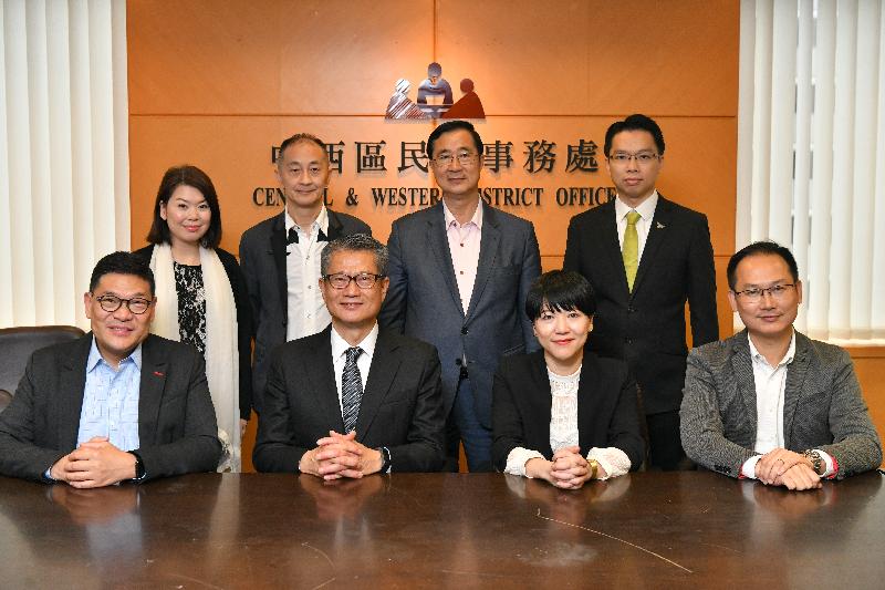 The Financial Secretary, Mr Paul Chan, today (April 3) visited the Central and Western District Council (C&WDC) to exchange views on various livelihood and development issues of the district with members of the C&WDC. Mr Chan (front row, second left) is pictured with the Chairman of the C&WDC, Mr David Yip (front row, first left); the District Officer (Central and Western), Mrs Susanne Wong (front row, second right); and members of the C&WDC.