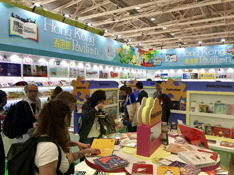 Traders attending the Bologna Children's Book Fair in Bologna, Italy, visit the Hong Kong Pavilion on April 1 (Bologna time).