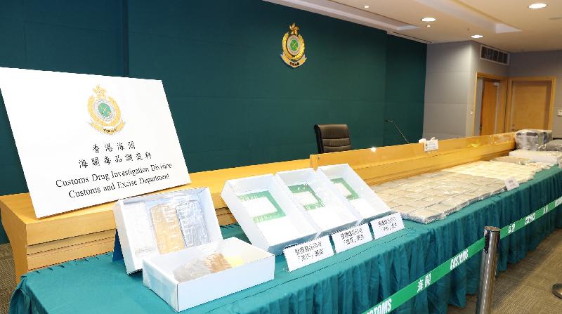 Hong Kong Customs yesterday (April 3) seized about 91 kilograms of suspected cocaine with an estimated market value of about $100 million in Sha Tin. This is a record quantity for a seizure of suspected cocaine by Customs in town.