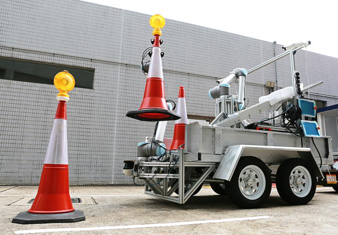 The intelligent robotic system, the development of which was initiated by the Highways Department (HyD) and which was co-invented and successfully built by the HyD and the Hong Kong Productivity Council, won the Gold Award of the Hong Kong ICT Awards 2019 - Smart Mobility Award (Smart Transportation Stream) today (April 4). Photo shows the prototype of the intelligent robotic system.