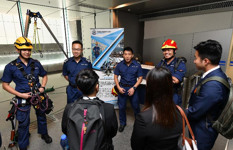 The Hong Kong Police Force today (April 6) holds the Police Recruitment Day (Spring) at the Police Headquarters. Officers from the Force Search Unit are introducing their work to the candidates.

