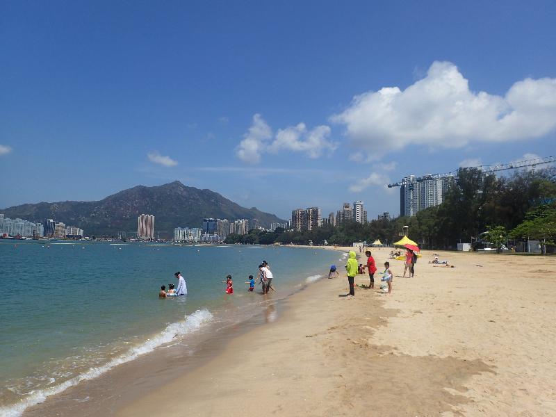 《二○一八年香港泳灘水質年報》顯示全港所有憲報公布泳灘水質連續第九年全面符合水質指標。圖示位於屯門區的黃金泳灘，其水質是自監察以來首次獲評為「良好」級別。