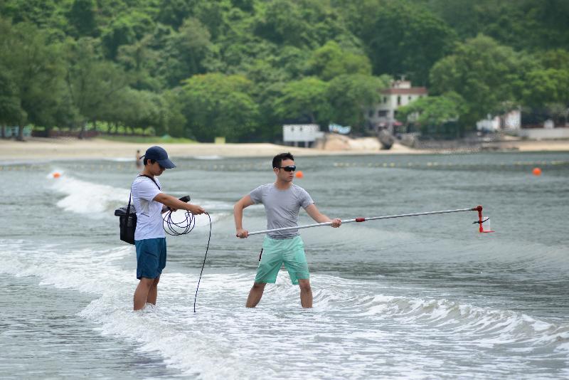 The 2018 Beach Water Quality Report shows that all of Hong Kong's gazetted beaches fully met the Water Quality Objective for the ninth consecutive year. Photo shows staff of the Environmental Protection Department conducting water sampling and field data recording.