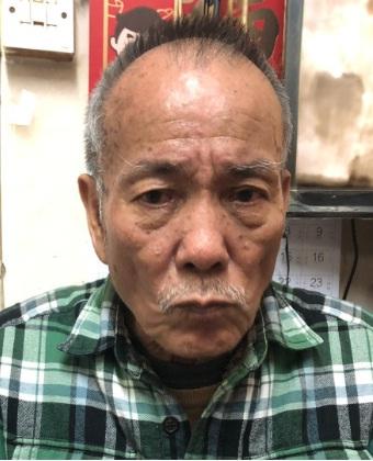 Lee Yat-woon is about 1.72 metres tall, 68 kilograms in weight and of thin build. He has a long face with yellow complexion and short greyish-white hair. He was last seen wearing a blue long-sleeved checkered shirt, blue trousers and black shoes.