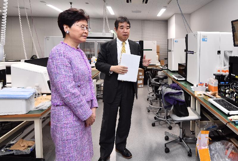 行政長官林鄭月娥今日（四月八日）下午在東京繼續日本訪問行程。圖示林鄭月娥（左）參觀日本國立癌症研究中心。