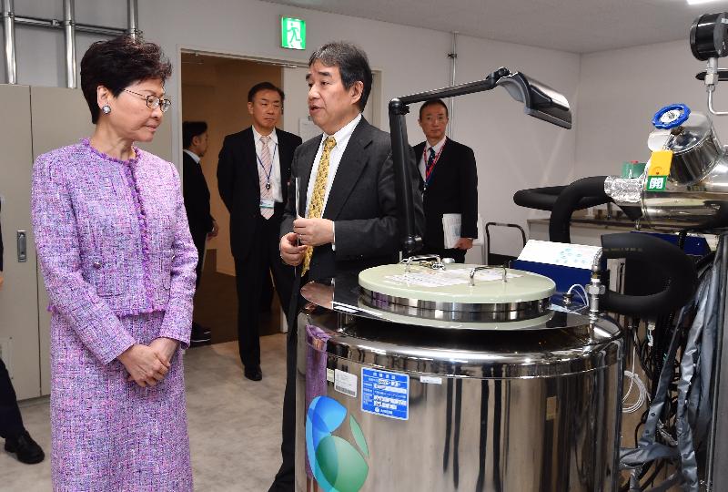 行政长官林郑月娥今日（四月八日）下午在东京继续日本访问行程。图示林郑月娥（左一）参观日本国立癌症研究中心。
