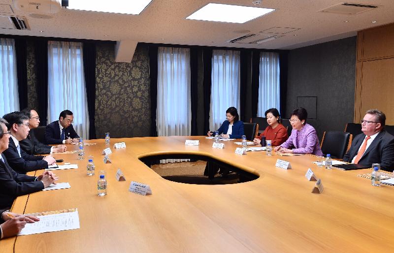 The Chief Executive, Mrs Carrie Lam, visited the University of Tokyo in Tokyo, Japan, this morning (April 8). Photo shows Mrs Lam (second right) exchanging views with the President of the University of Tokyo, Dr Makoto Gonokami (second left). Also attending are the Director-General of Investment Promotion, Mr Stephen Phillips (first right), and the Principal Hong Kong Economic and Trade Representative, Tokyo, Ms Shirley Yung (third right).
