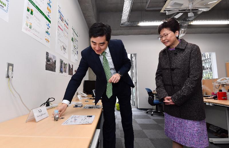 The Chief Executive, Mrs Carrie Lam, visited the University of Tokyo in Tokyo, Japan, this morning (April 8). Photo shows Mrs Lam (right) chatting with a young entrepreneur who received support from the university.