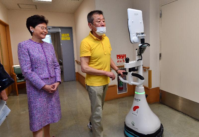 The Chief Executive, Mrs Carrie Lam, continued her visit to Japan in Tokyo this morning (April 8). Photo shows Mrs Lam (left) visiting Shintomi Special Nursing Home for the Elderly.