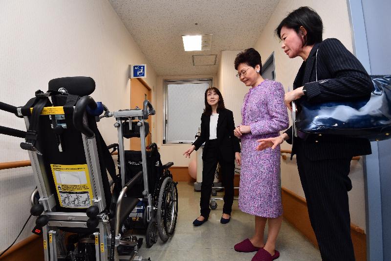 The Chief Executive, Mrs Carrie Lam, continued her visit to Japan in Tokyo this morning (April 8). Photo shows Mrs Lam (second right) visiting Shintomi Special Nursing Home for the Elderly.