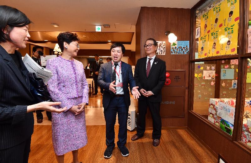 The Chief Executive, Mrs Carrie Lam (second left), visited the La Vie Re Haneda nursing care home operated by SOMPO Care in Tokyo, Japan this afternoon (April 8).