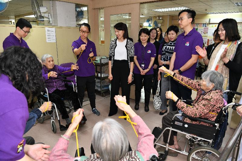 The Director of Social Welfare, Ms Carol Yip (fourth left), today (April 9) visits a private residential care home for the elderly in To Kwa Wan to see the implementation of the Visiting Medical Practitioner Service and the pilot schemes of professional outreach teams for private residential care homes.
