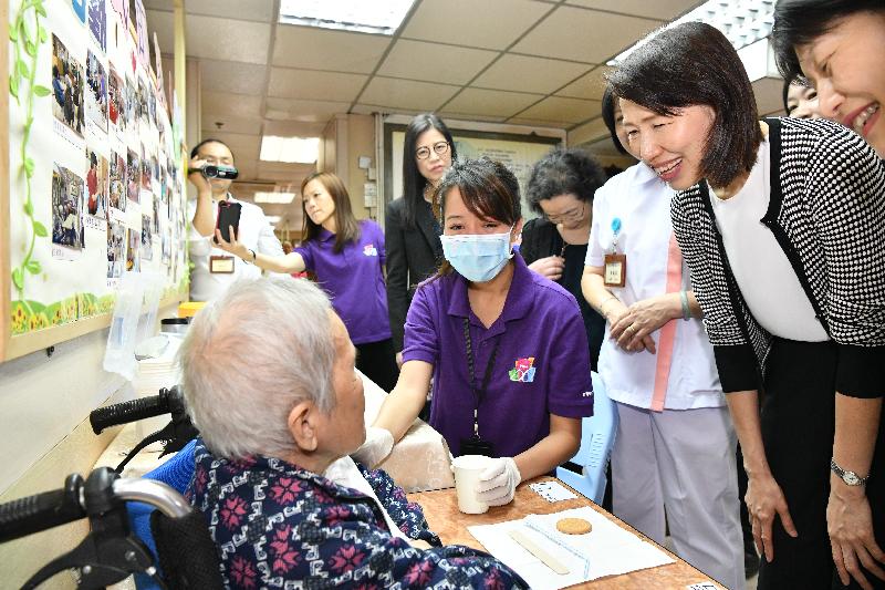 The Director of Social Welfare, Ms Carol Yip (second right), today (April 9) visits a private residential care home for the elderly in To Kwa Wan to see the implementation of the Visiting Medical Practitioner Service and the pilot schemes of professional outreach teams for private residential care homes.