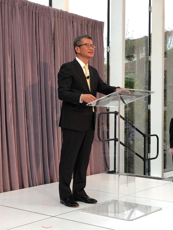 The Financial Secretary, Mr Paul Chan, speaks at the Cathay Pacific Seattle Launch Gala Reception in Seattle during his visit to the US today (April 8, US West Coast time).

