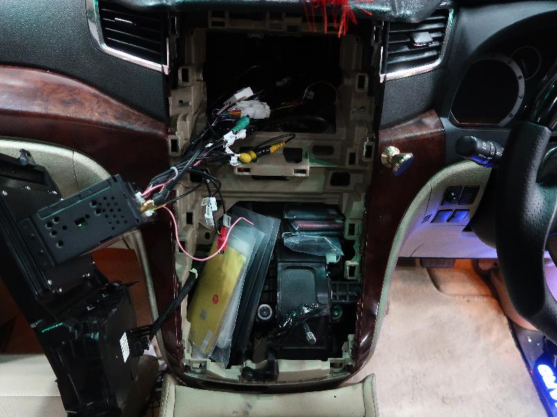 Hong Kong Customs yesterday (April 8) seized 109 suspected smuggled smartphones on board an outgoing private vehicle at Shenzhen Bay Control Point with an estimated market value of about $580,000. Photo shows one of the false compartments in the vehicle used to conceal the suspected smuggled smartphones.