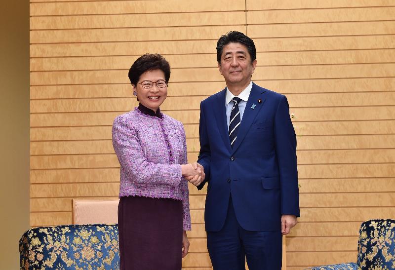 行政長官林鄭月娥今日（四月九日）上午在東京與日本首相安倍晉三會面。圖示林鄭月娥（左）與安倍晉三在會面前握手。