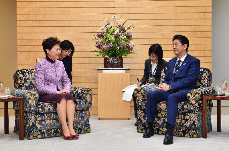 行政長官林鄭月娥（左一）今日（四月九日）上午在東京與日本首相安倍晉三（右一）會面。